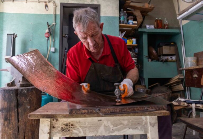 tomorrow-algarve-magazine-december-2025-loule-coppersmith-copper-artisan-3