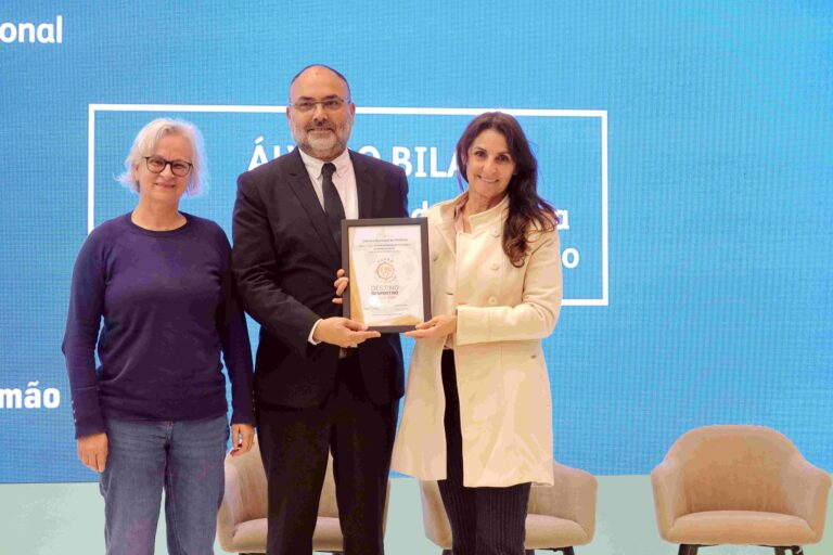 O Presidente da Câmara Municipal de Portimão, Álvaro Bila, apresenta o galardão de Destino Desportivo do Ano 2026 na BTL. A distinção premeia a excelência da estratégia